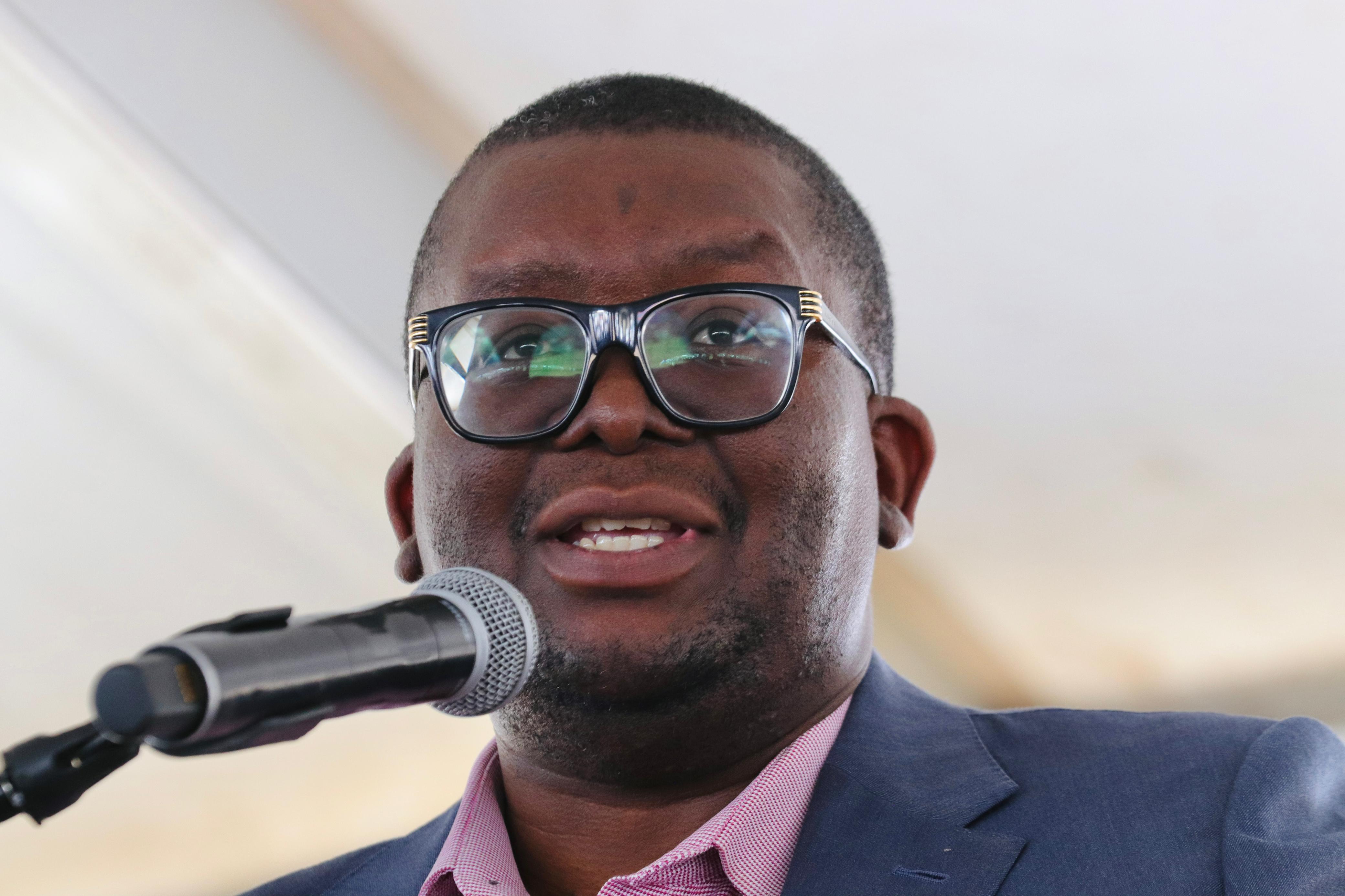BEWUQHUMA PHEZULU UMKIKIZO UNGQONGQOSHE WAKWACOGTA ELETHE INTUTHUKO KWASITANELA EBAQULUSINI
